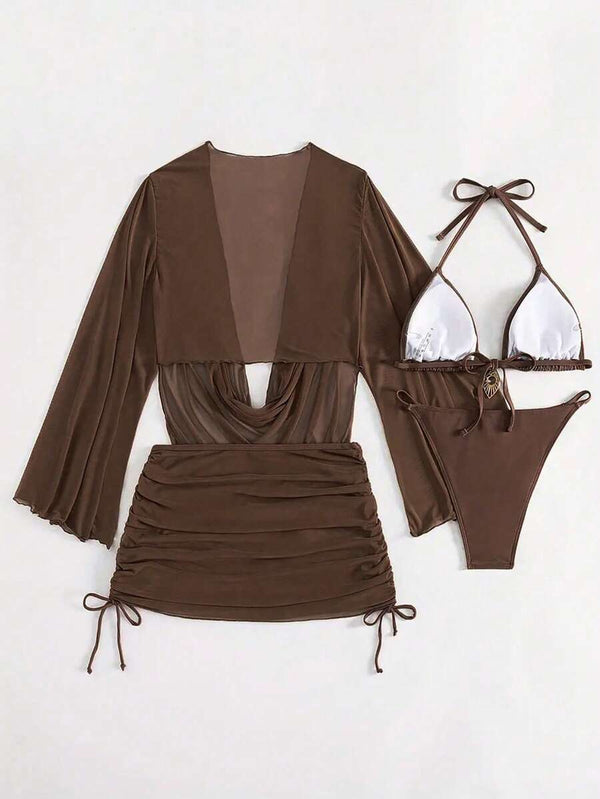 Vista detallada del top de bikini marrón estilo halter y la salida de playa transparente a juego con escote en V.