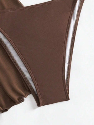 Conjunto completo de traje de baño de tres piezas marrón, con bikini y salida de playa, ideal para un look de vacaciones.