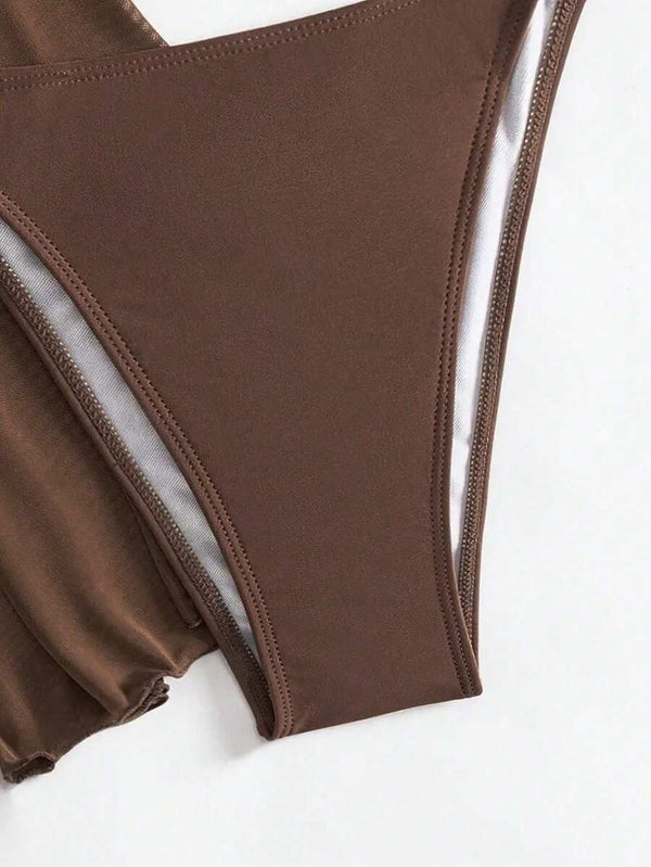 Conjunto completo de traje de baño de tres piezas marrón, con bikini y salida de playa, ideal para un look de vacaciones.