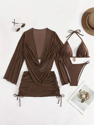 Conjunto de bikini de tres piezas color marrón en una superficie blanca, mostrando el top, el bottom y la salida de playa de manga larga.