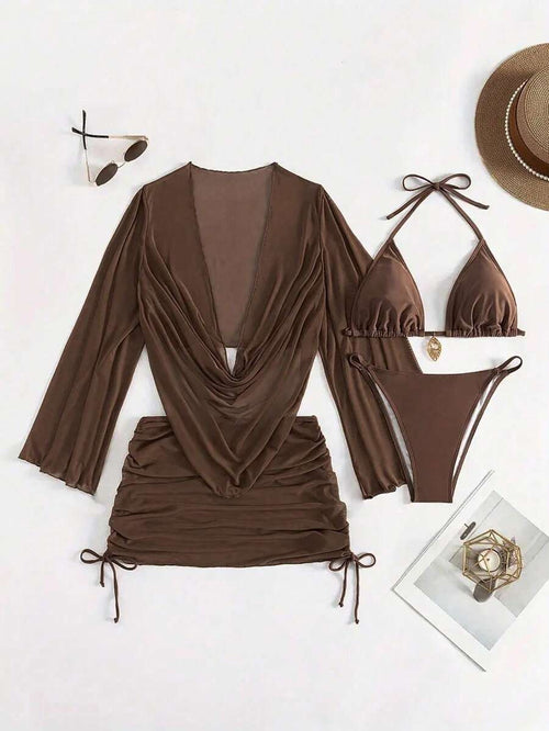 Conjunto de bikini de tres piezas color marrón en una superficie blanca, mostrando el top, el bottom y la salida de playa de manga larga.