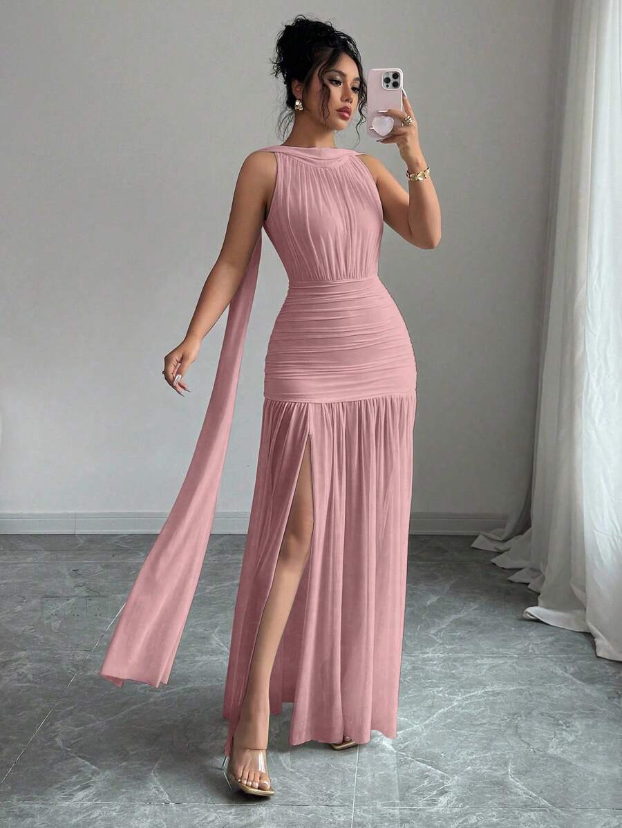 Silueta completa de un vestido maxi fluido en color rosa palo con detalles fruncidos en la cintura.