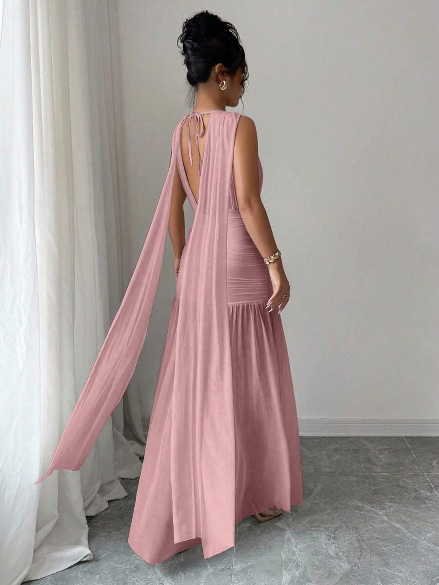 Silueta completa de un vestido maxi fluido en color rosa palo con detalles fruncidos en la cintura.