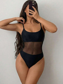 Mujer posando con enterizo negro de malla transparente