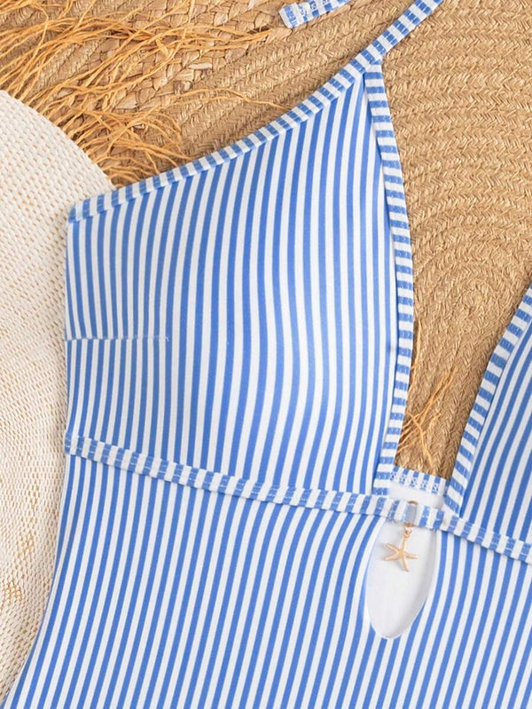 Primer plano de la parte inferior de un traje de baño de una pieza con estampado de rayas verticales azules y blancas.