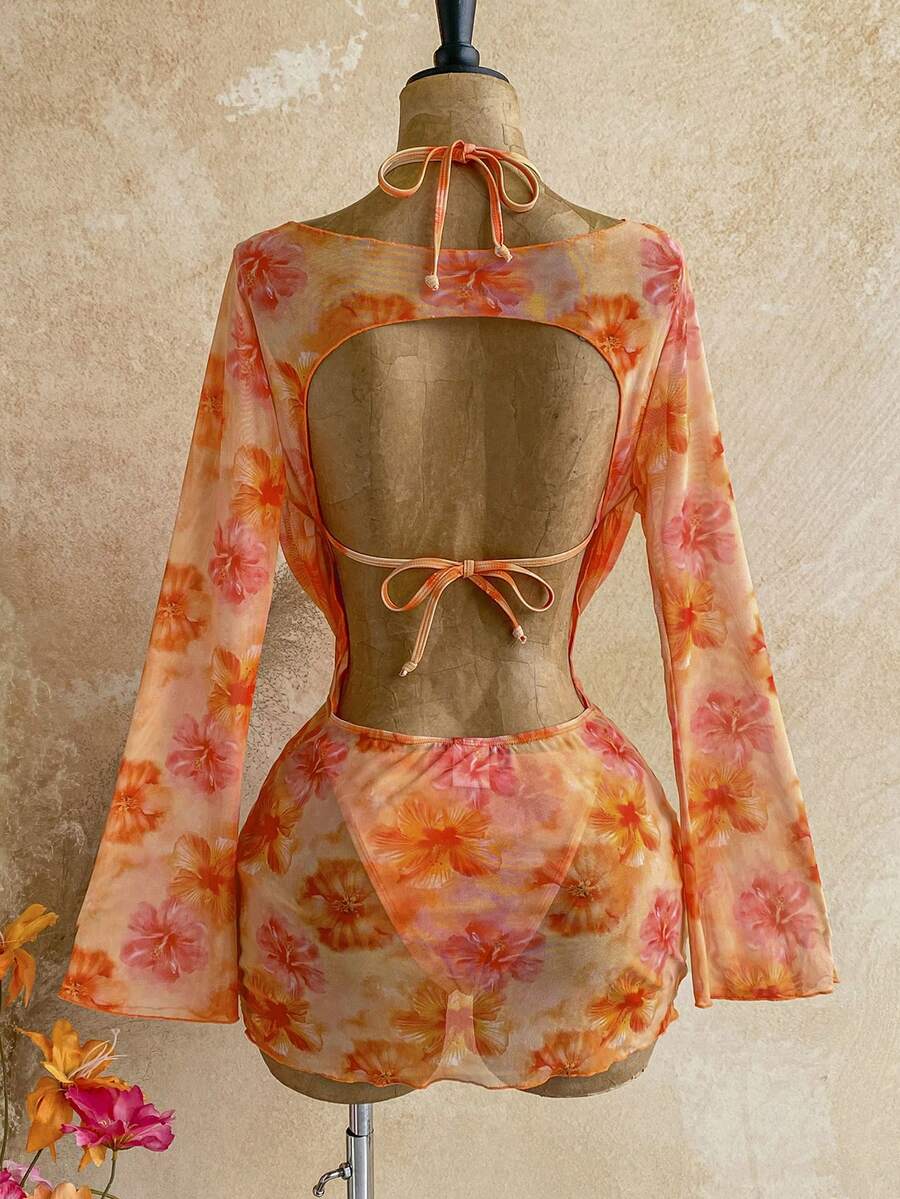 Conjunto de playa de tres piezas con estampado floral naranja y rosa en un maniquí.