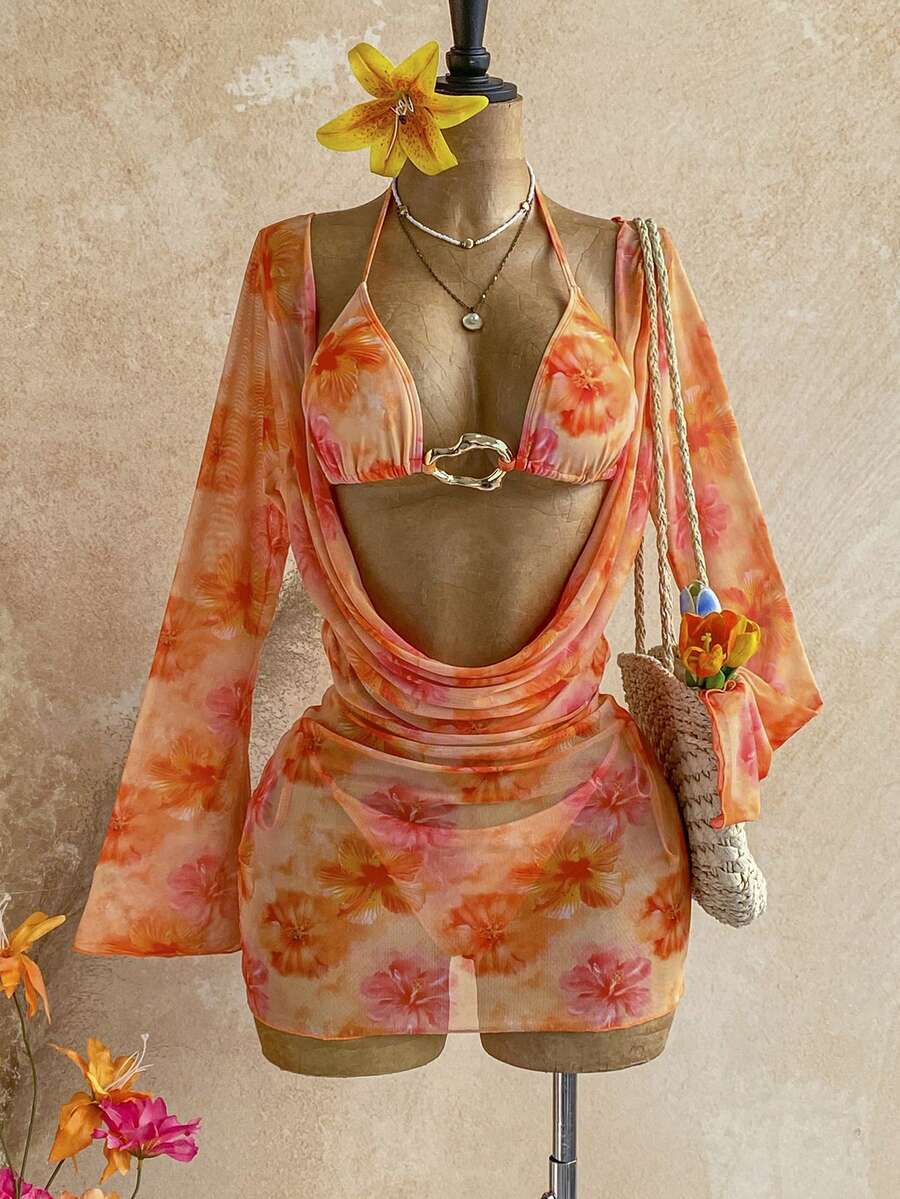 Conjunto de playa de tres piezas con estampado floral naranja y rosa en un maniquí.