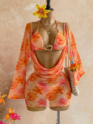 Conjunto de playa de tres piezas con estampado floral naranja y rosa en un maniquí.