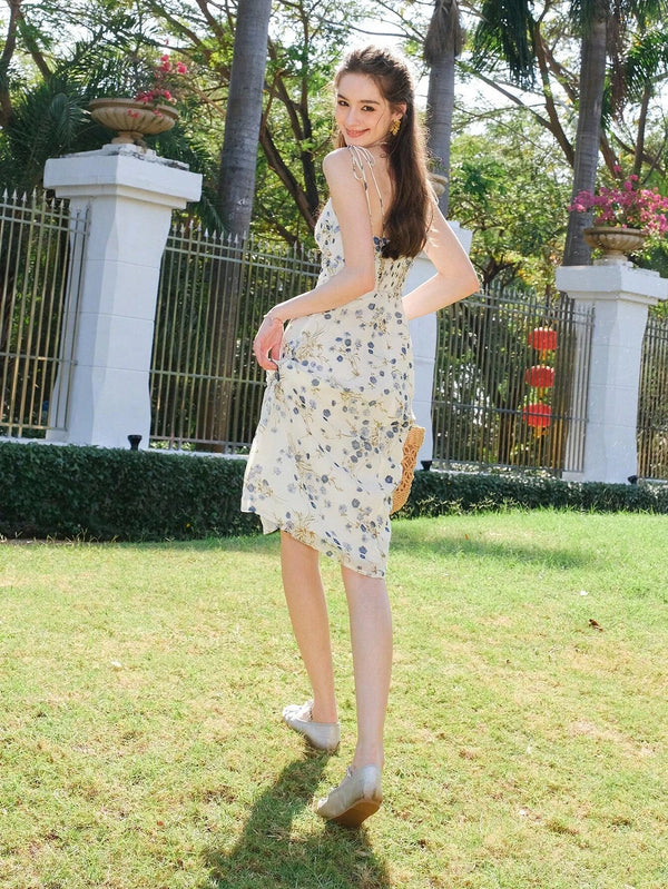 Espalda descubierta de vestido blanco floral elegante