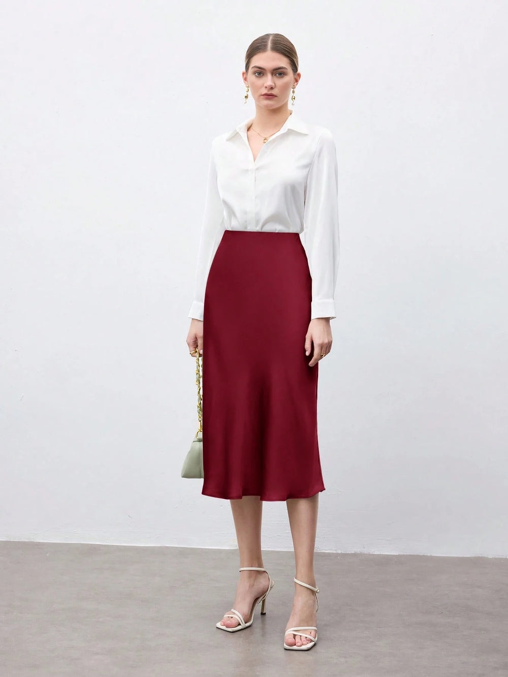 Falda midi burdeos de satén A línea con look elegante frontal
