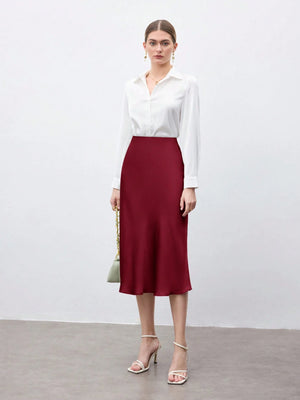 Falda midi burdeos de satén A línea combinada con camisa blanca
