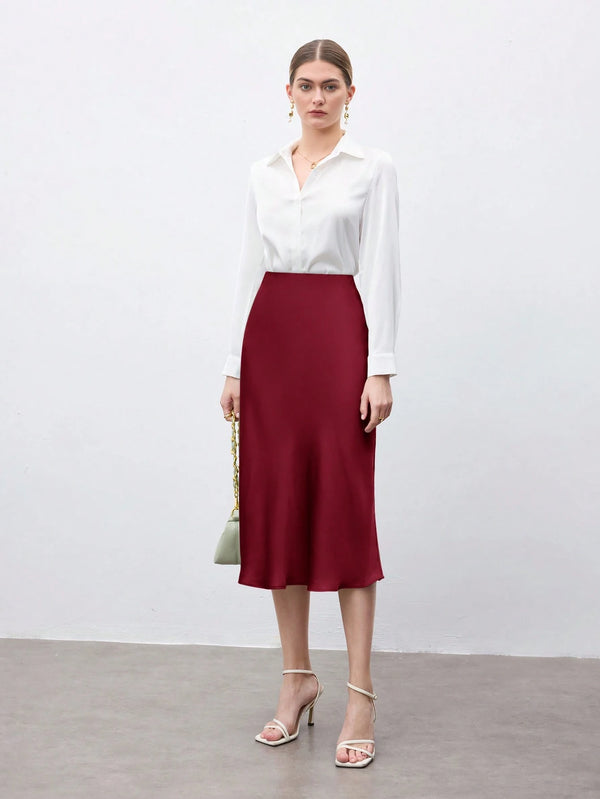 Falda midi burdeos de satén A línea combinada con camisa blanca
