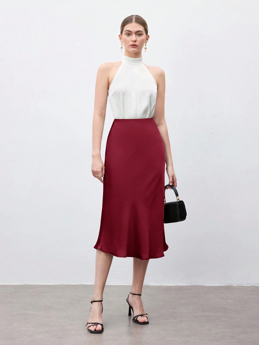 Falda midi burdeos de satén A línea con look elegante frontal
