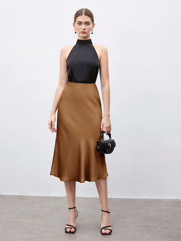 Falda midi marrón A línea combinada con top negro
