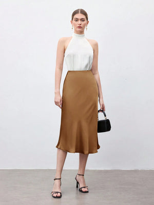 Falda midi marrón A línea combinada con blusa clara
