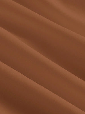 Vista del vestido marron de cerca mostrando el tejido (Imagen 4).