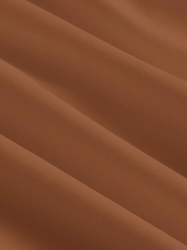 Vista del vestido marron de cerca mostrando el tejido (Imagen 4).