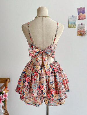 Primer plano del escote recto y tirantes finos de un vestido con estampado floral multicolor.