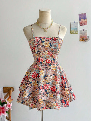 Detalle de la falda corta con capas y el vibrante estampado de flores del vestido.