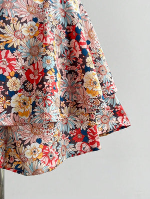 Vista lateral del vestido floral bohemio mostrando la silueta fit and flare y su talle alto.