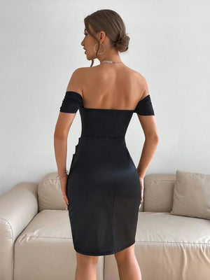 Vestido negro elegante ajustado de satén con hombros descubiertos vista trasera.