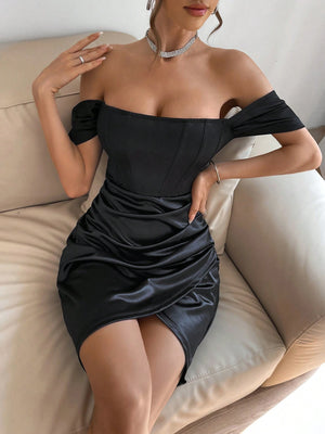Vestido negro elegante ajustado de satén para fiestas y eventos.
