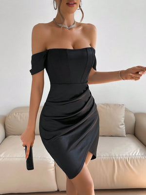 Vestido negro elegante ajustado de satén con hombros descubiertos vista frontal.
