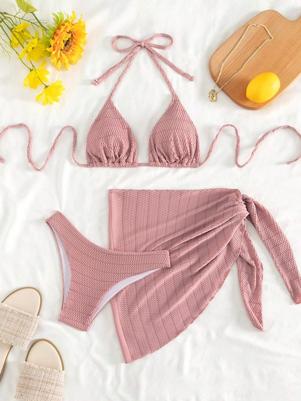 Bikini de 3 piezas rosa con top halter y pareo tejido texturizado