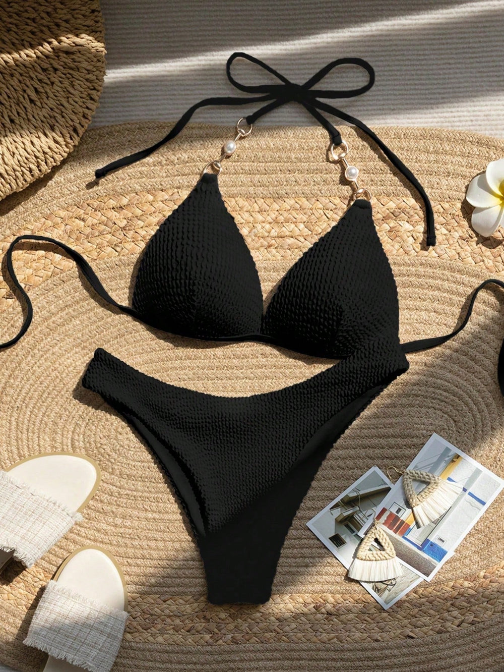 Bikini Negro Elegante Push Up De Talle Alto Con Perlas vista frontal.
