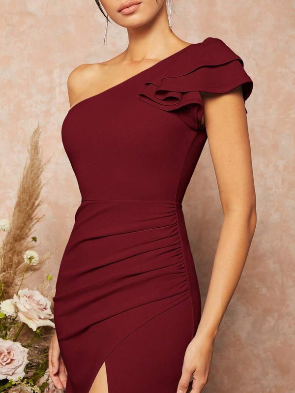 Detalle del escote y manga del vestido burdeos elegante