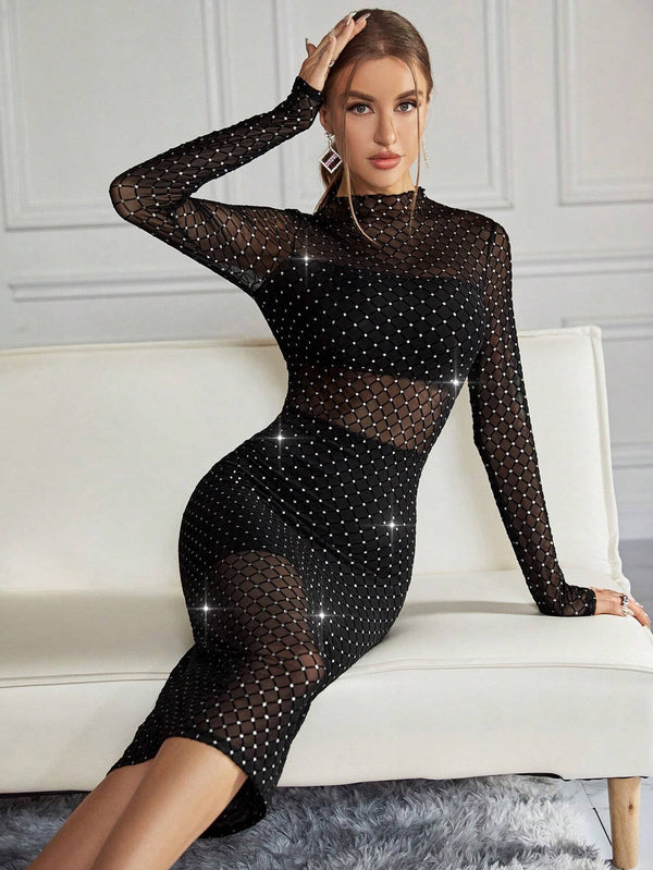 Mujer posando con vestido negro ajustado, ideal para eventos formales.