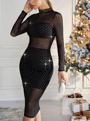Primer plano de los diamantes de imitación en el vestido negro de fiesta.