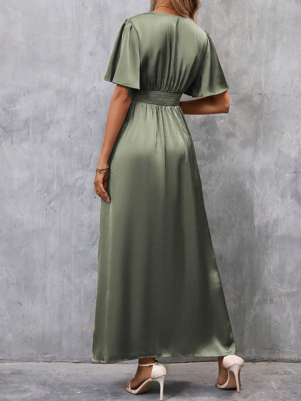 Vestido satinado verde militar con escote profundo vista trasera