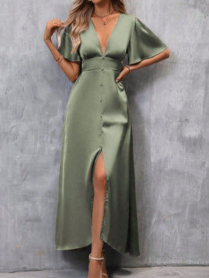 Vestido verde militar satinado con abertura alta vista frontal