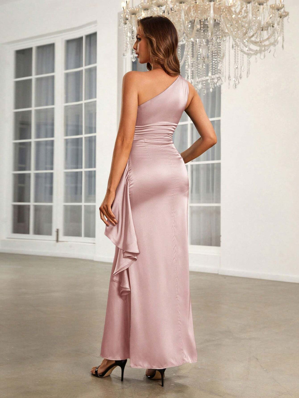 Vestido maxi rosa pálido elegante con escote asimétrico, vista frontal