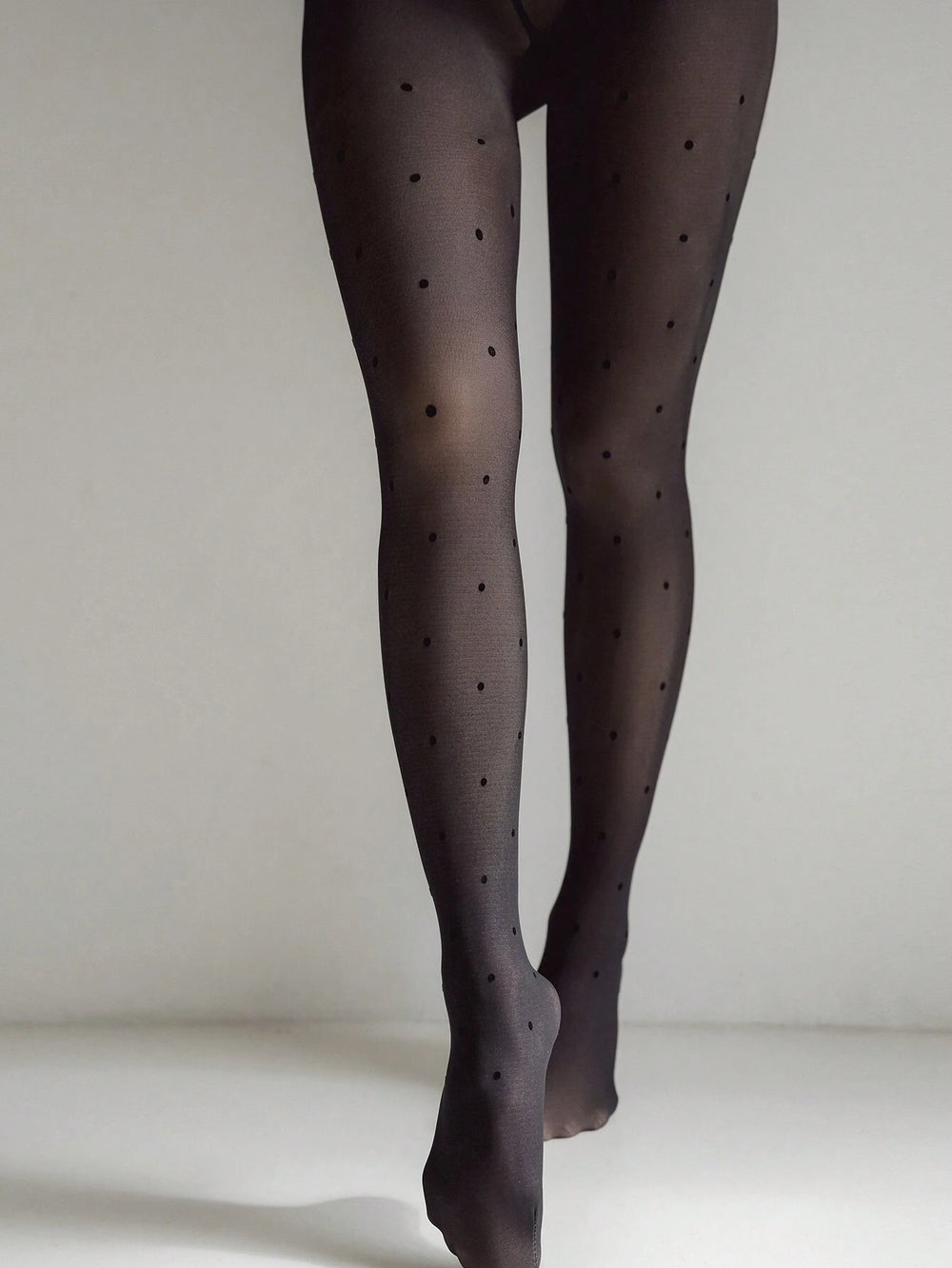 Medias negras con puntos, estilo casual y cómodo.