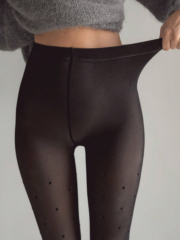 Mujer usando medias negras con puntos, ideales para primavera y verano.