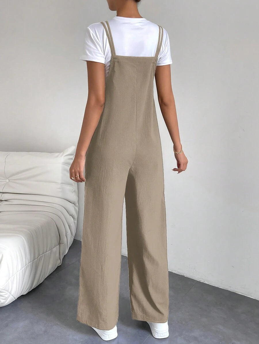 Imagen frontal del pantalón de tirantes caqui casual con bolsillos.