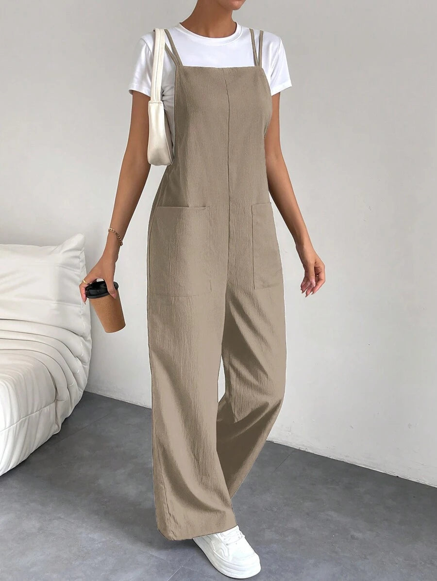 Imagen frontal del pantalón de tirantes caqui casual con bolsillos.