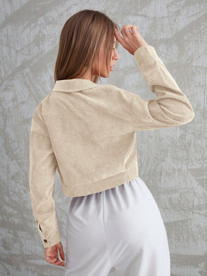 Sobrecamisa beige casual crop vista posterior.
