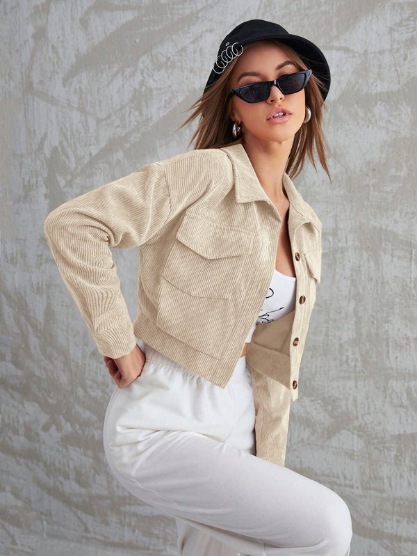 Sobrecamisa beige casual crop detalles frontales.