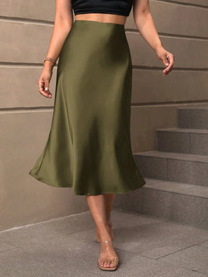 Vista frontal de la falda a línea en verde militar con diseño elegante.