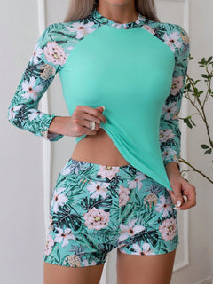 Set bikini tropical verde con manga larga y shorts vista frontal