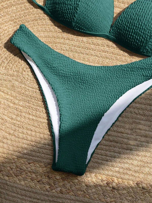 Braguita de bikini de corte alto en color verde con tejido texturizado a juego con el top.