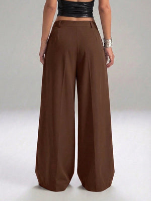 Pantalón café elegante de pierna ancha vista trasera