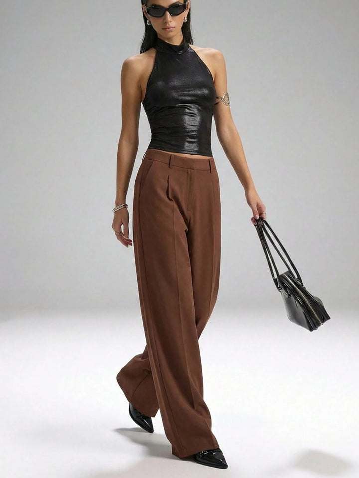 Pantalón café de talle alto combinado con top negro