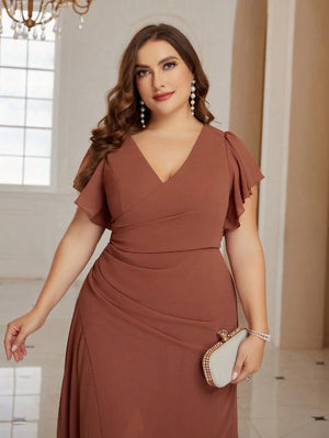 Mujer de talla grande posando con un vestido elegante color café de manga corta con volante y escote en V.