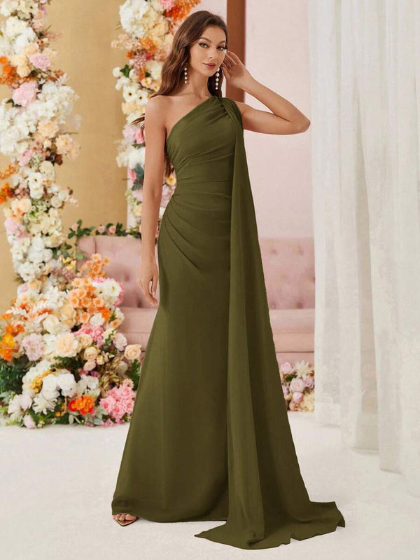 Vista de la capa fluida que cae desde el hombro del jumpsuit de fiesta color verde militar.