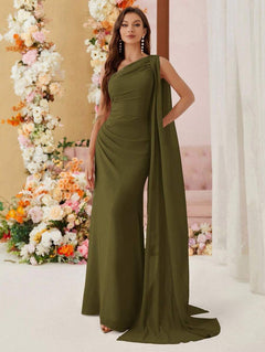 Mujer modelando un jumpsuit elegante verde militar de un hombro con capa larga y detalle fruncido.