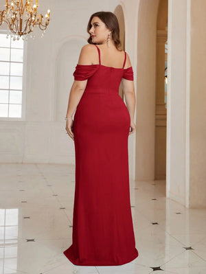 Detalle del escote corazón y drapeado de un vestido de gala color rojo.
